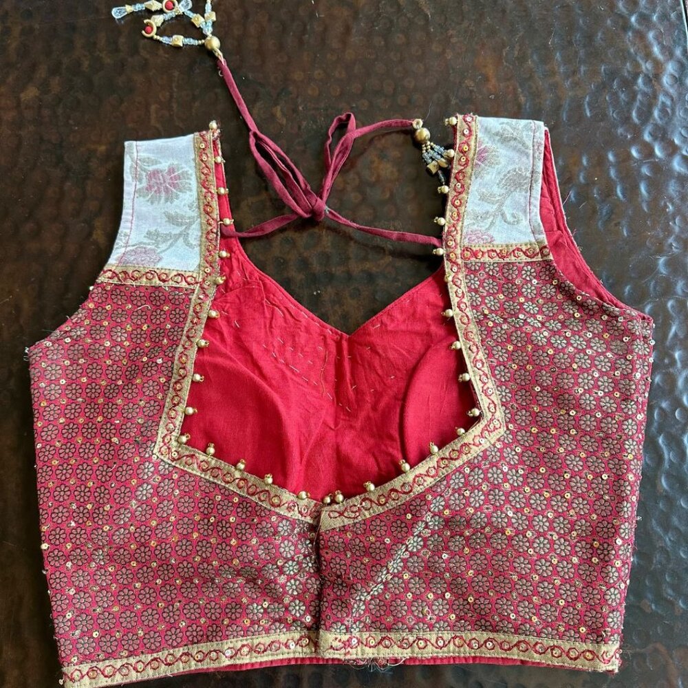 3 Piece Indian Lengha Set - Red/White/Gold Floral Detail - Picture 4 of 7